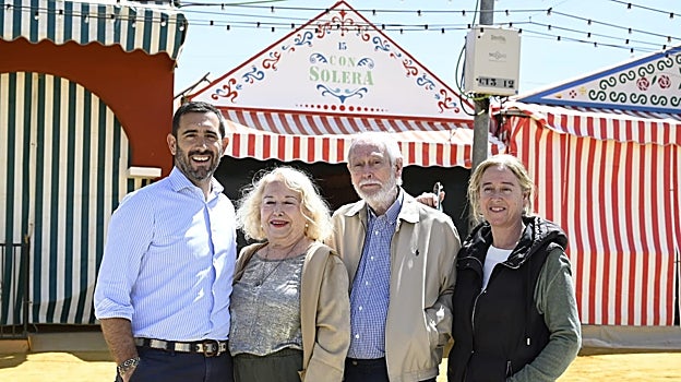 Valeriano, Marina, Jose y Débora en su nueva caseta