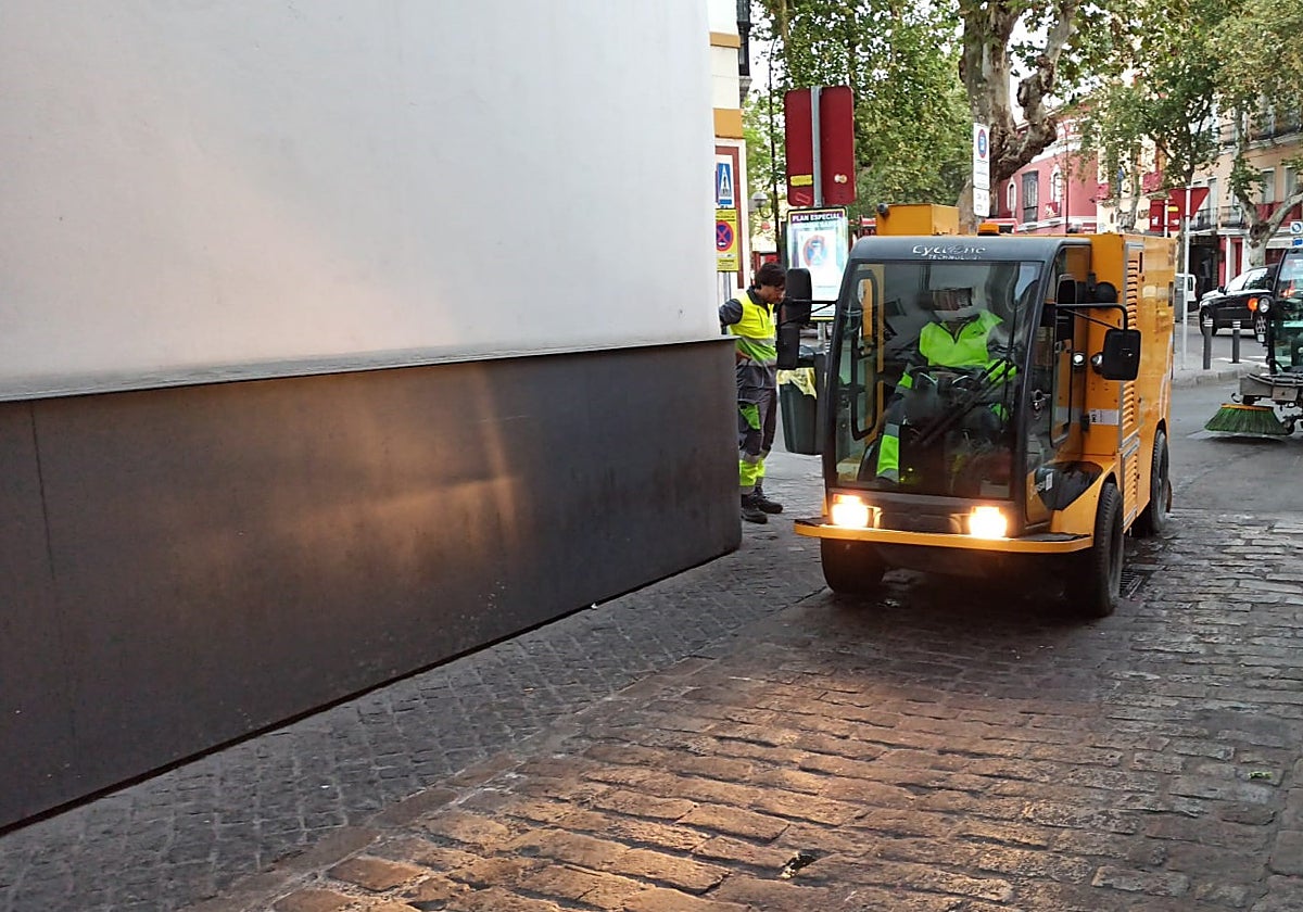 Un vehículo de Lipasam para retirar la cera incrustada en las calles