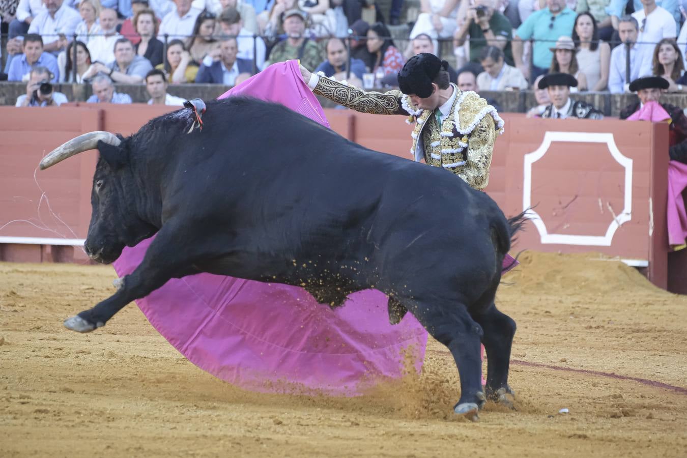 Ángel Jiménez, en la corrida del dieciséis de abril de 2023 en la Plaza de Toros de Sevilla 