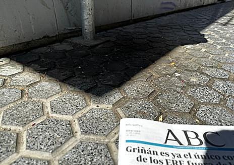 Imagen secundaria 1 - Mugre incrustada en las aceras de la calle San Vicente. Las fotos fueron realizadas el lunes, miércoles y viernes de la semana pasada