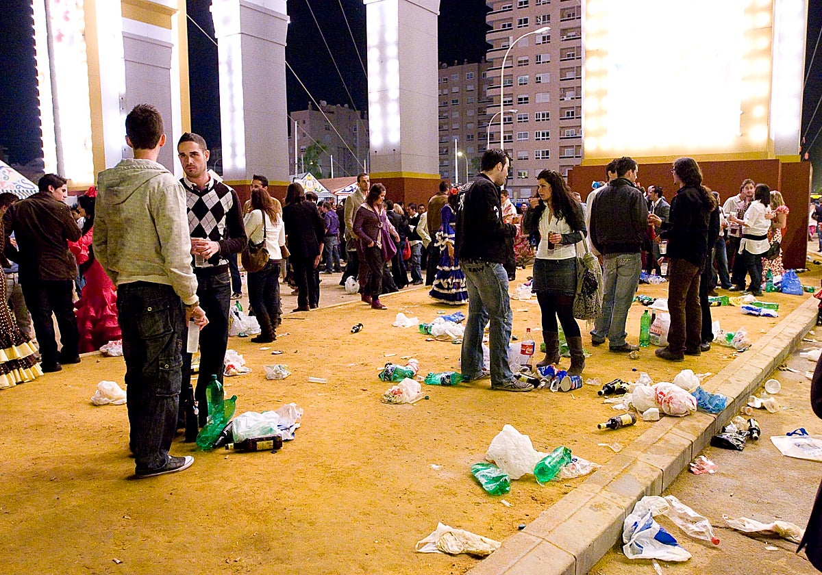 Botellonas junto a la portada en una imagen de archivo