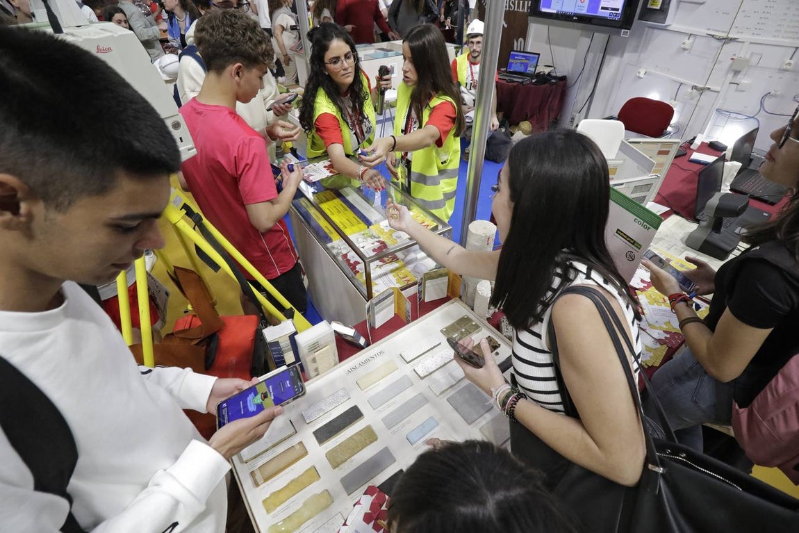 Los expositores se llenaron de jóvenes en el primer día de apertura del Salón del Estudiante