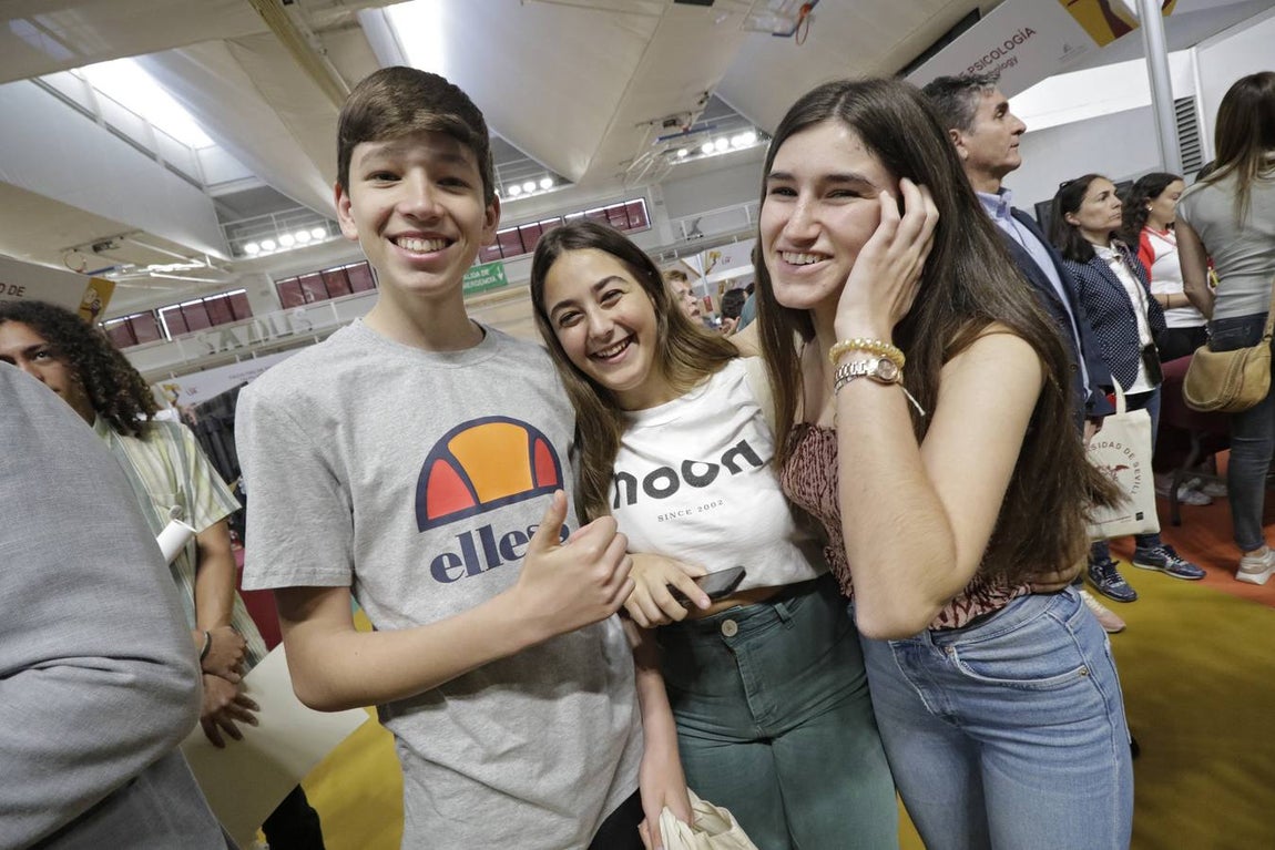 Los expositores se llenaron de jóvenes en el primer día de apertura del Salón del Estudiante