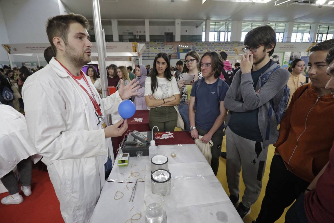 Los expositores se llenaron de jóvenes en el primer día de apertura del Salón del Estudiante