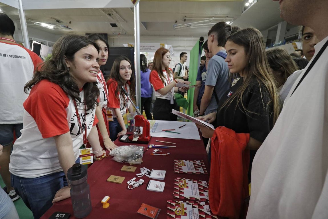Los expositores se llenaron de jóvenes en el primer día de apertura del Salón del Estudiante