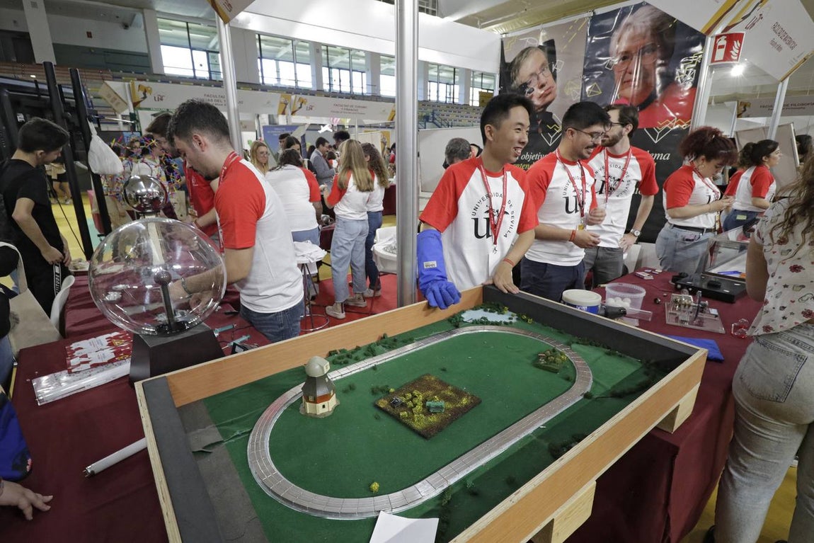 Los expositores se llenaron de jóvenes en el primer día de apertura del Salón del Estudiante