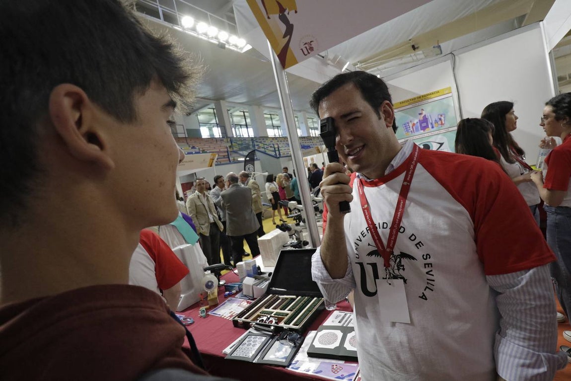 Los expositores se llenaron de jóvenes en el primer día de apertura del Salón del Estudiante