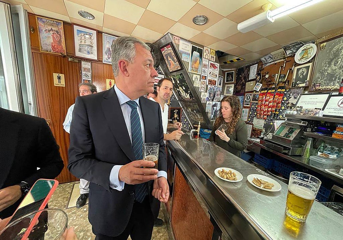 José Luis Sanz tomándose una cerveza en El Tremendo