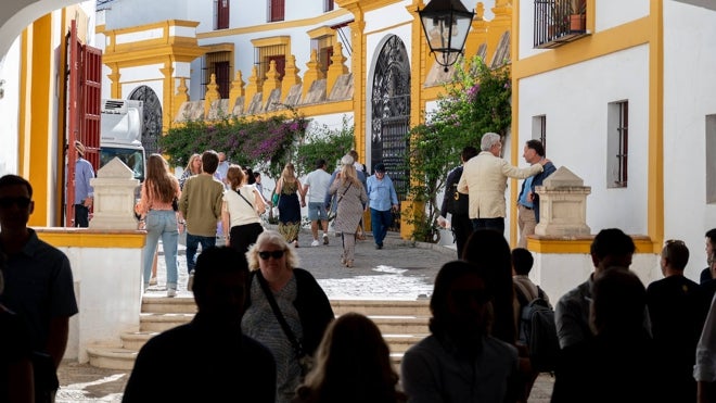 Llegada de los aficionados a la plaza de toros de la Maestranza de Sevilla