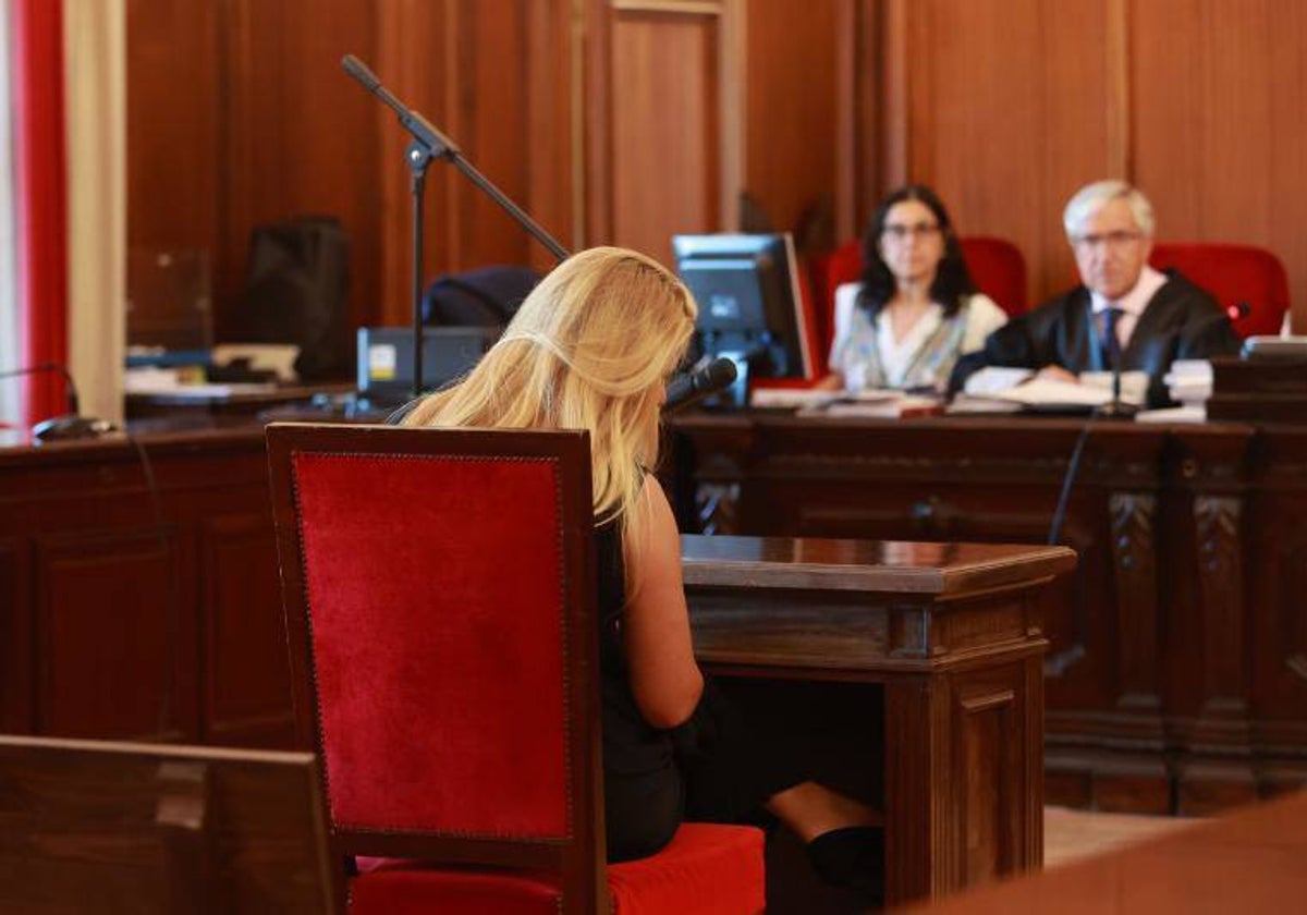 La acusada, sentada en el banquillo, la semana pasada en la Audiencia de Sevilla