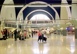 El aeropuerto de Sevilla recibirá más de 500 vuelos durante la Feria