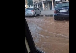 La rotura de una tubería provoca inundaciones en Amate