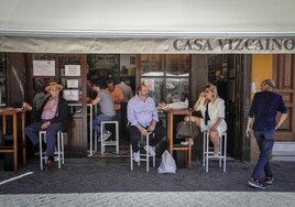 Las claves sobre el consumo de bebidas en el exterior de los bares de Sevilla