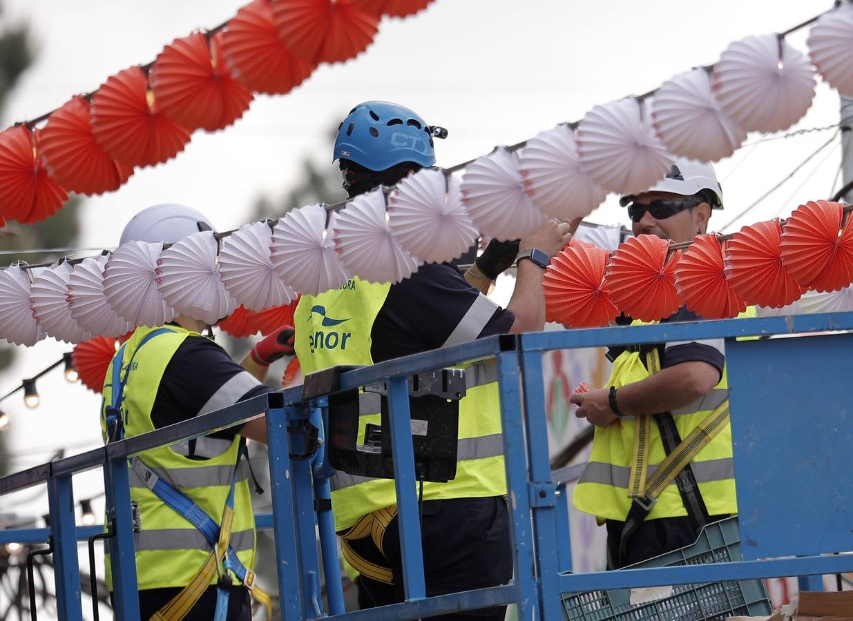 Ultimando detalles en la portada de la Feria de Sevilla 2023