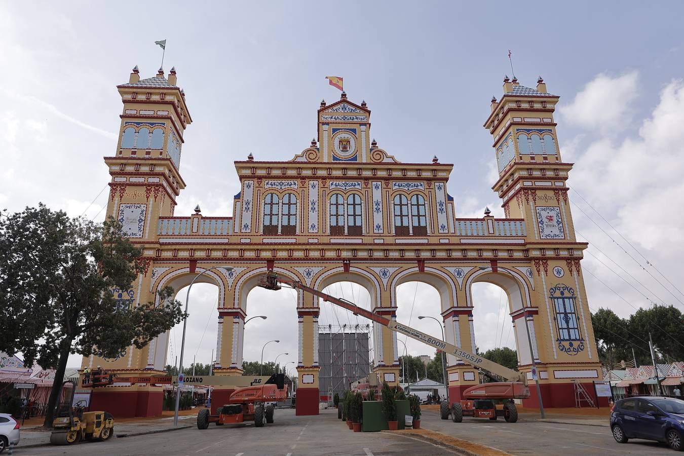 Ultimando detalles en la portada de la Feria de Sevilla 2023