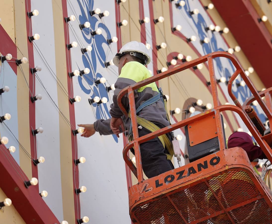 Ultimando detalles en la portada de la Feria de Sevilla 2023