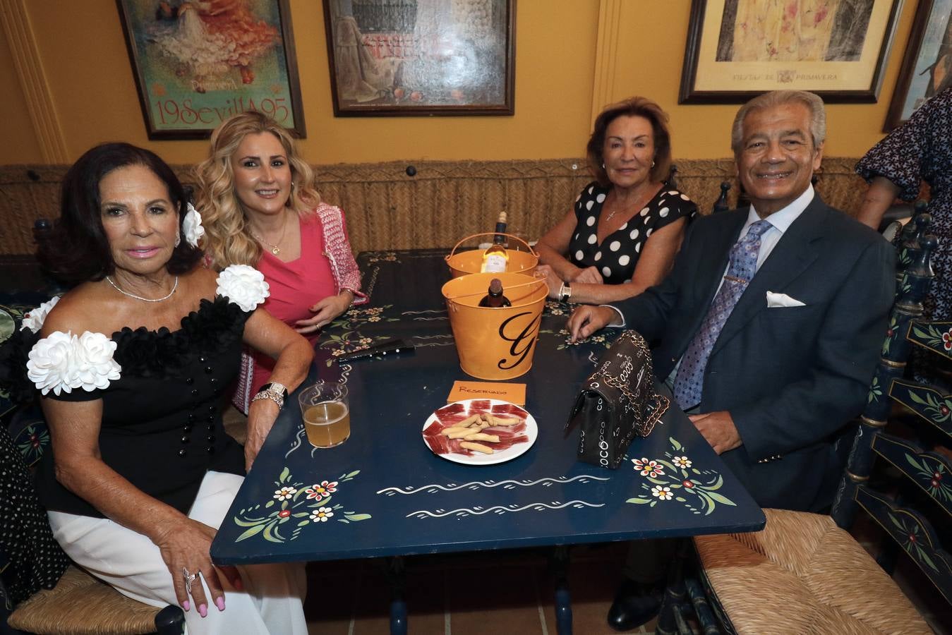 Pino Soza, Raquel Azorín, Elo Hidalgo y Hossam Hamdallah, en la recepción de la caseta de Miguel Gallego