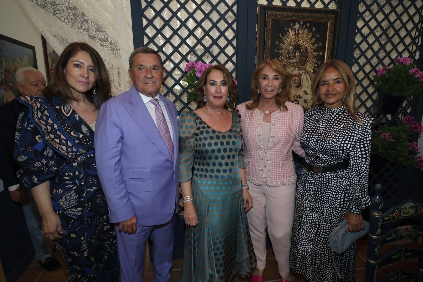 Luz Elena, Fernando Martín, Rosa García, Mayka Pérez de Cobas y Begoña Trapote, en la recepción de la caseta de Miguel Gallego