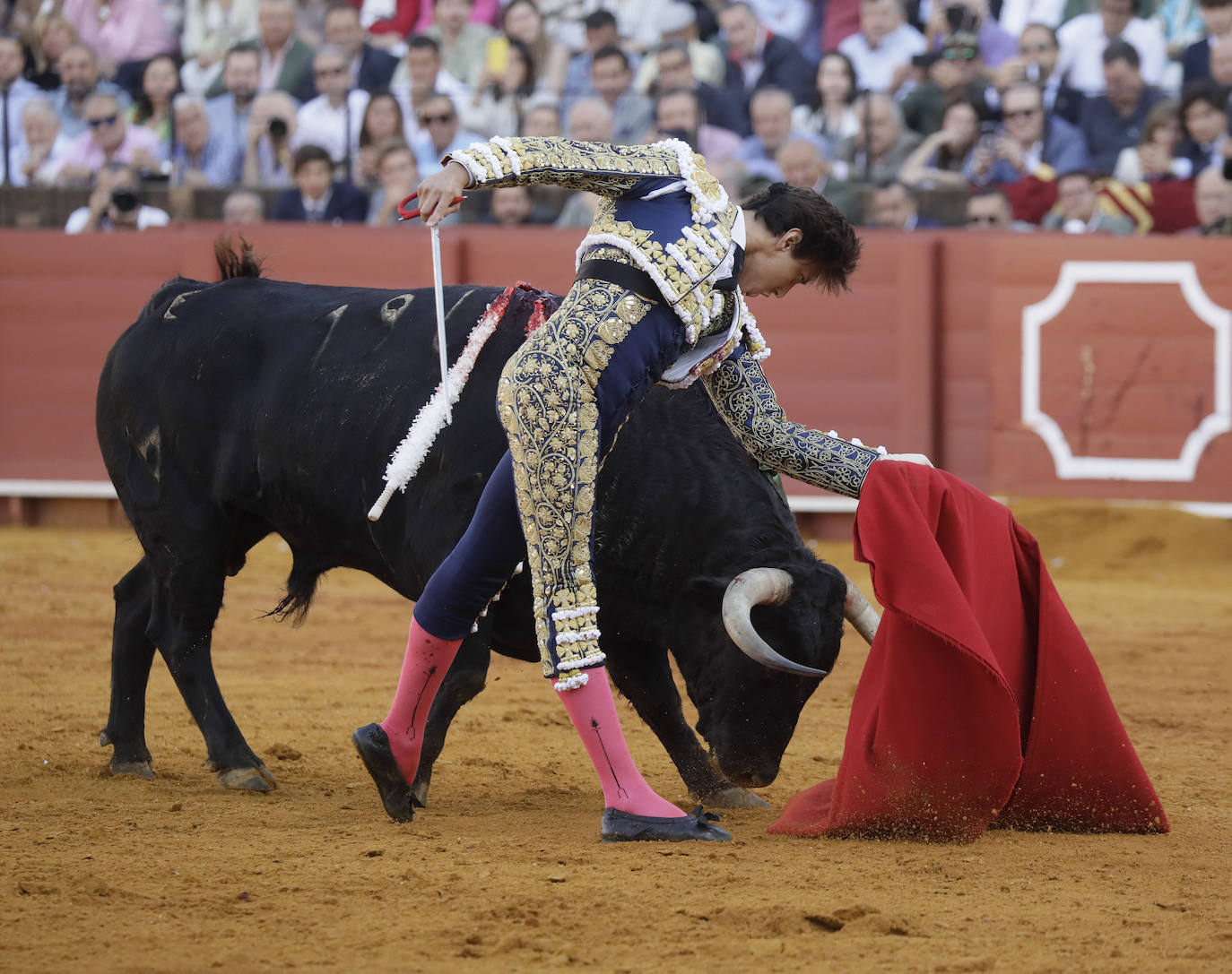 Roca Rey triunfa en la corrida de Núñez del Cuvillo y sale en hombros de la Maestranza de Sevilla