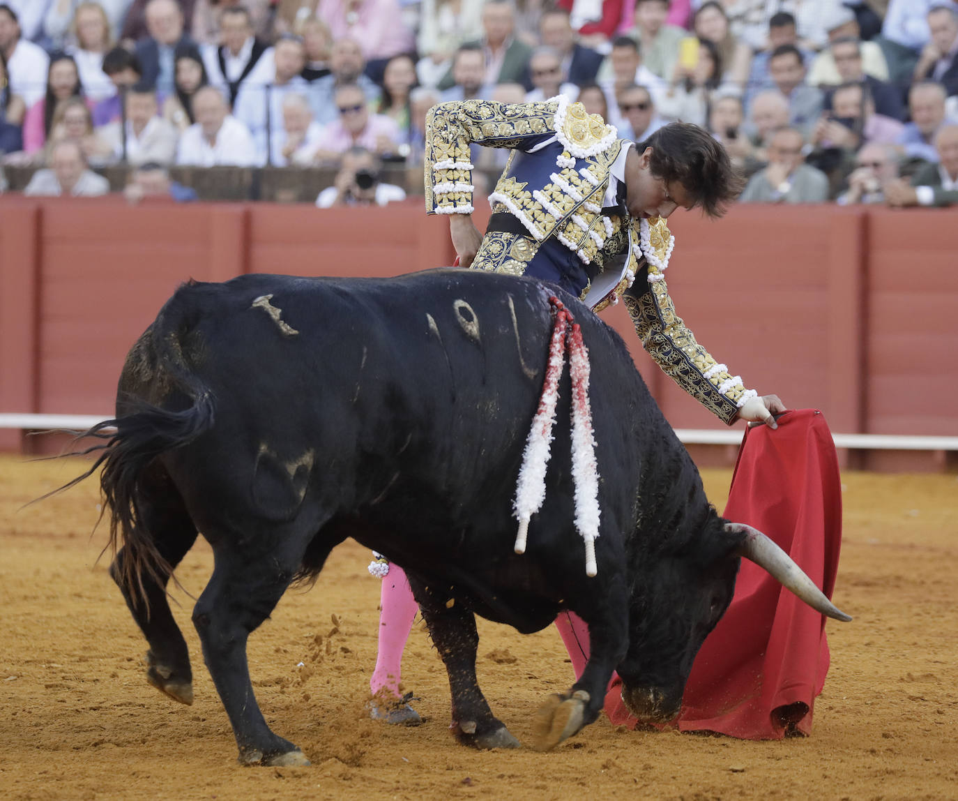 Roca Rey triunfa en la corrida de Núñez del Cuvillo y sale en hombros de la Maestranza de Sevilla