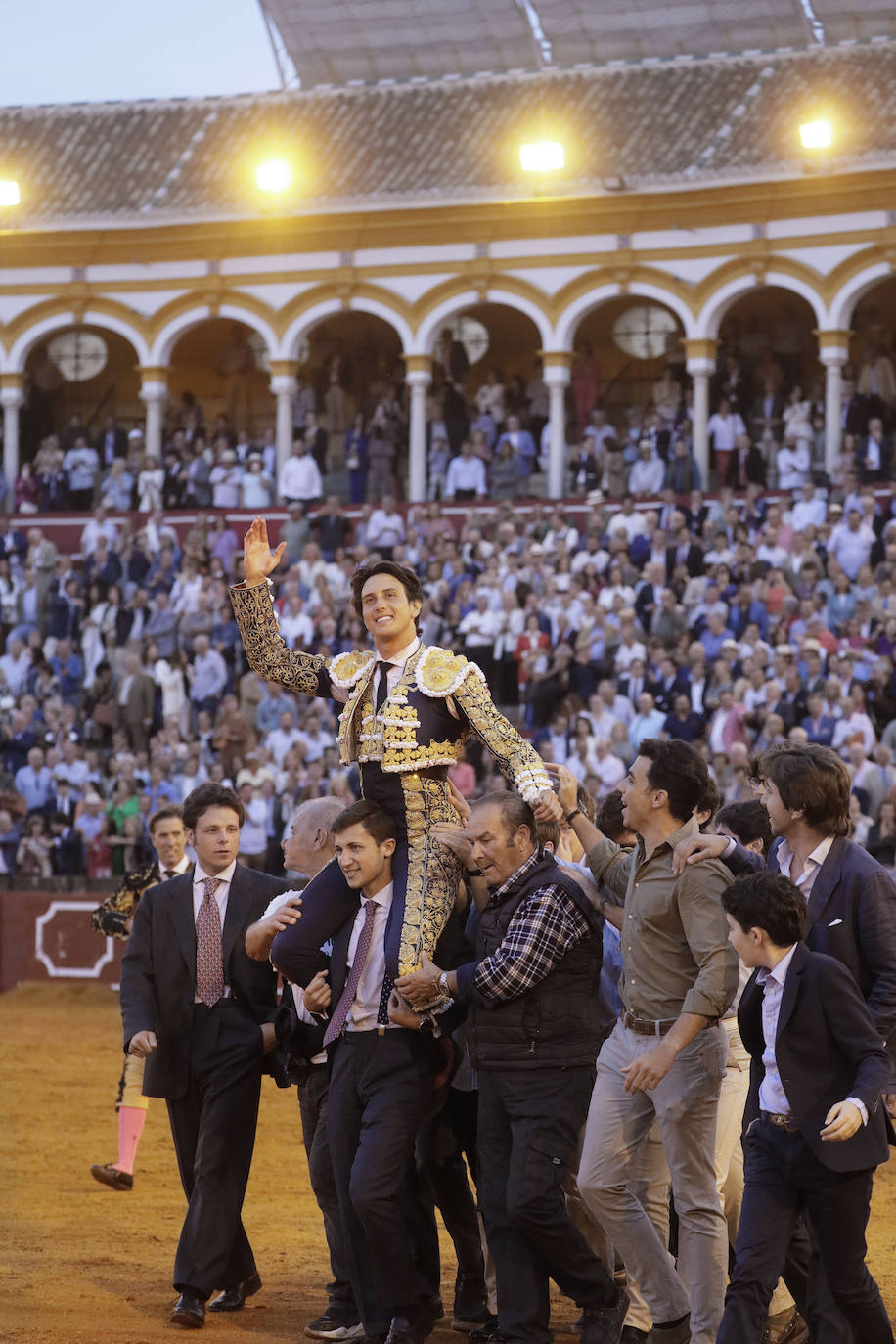 Roca Rey triunfa en la corrida de Núñez del Cuvillo y sale en hombros de la Maestranza de Sevilla