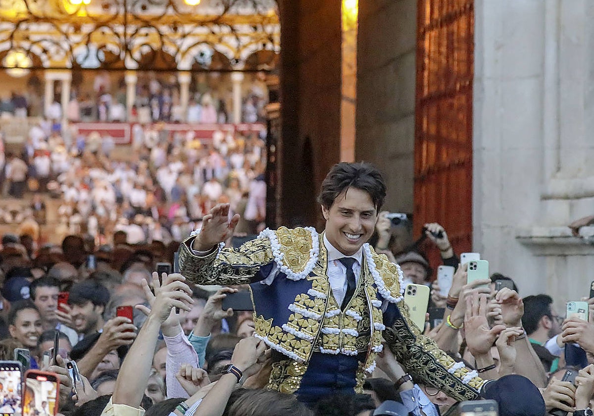 Roca Rey consigue su primera Puerta del Príncipe de Sevilla