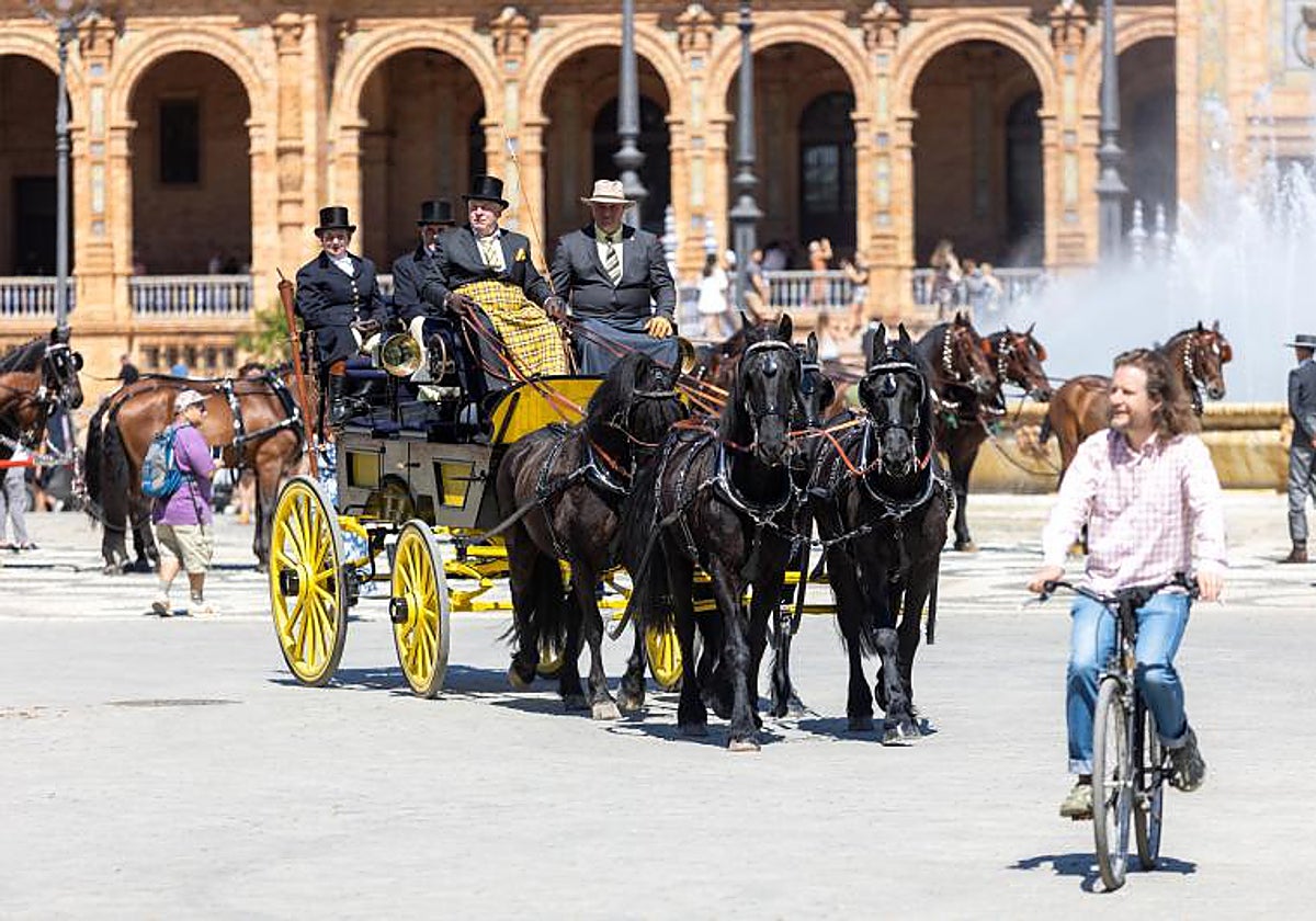 Un carruaje en la Plaza de España para participar en el Campeonato de Enganches