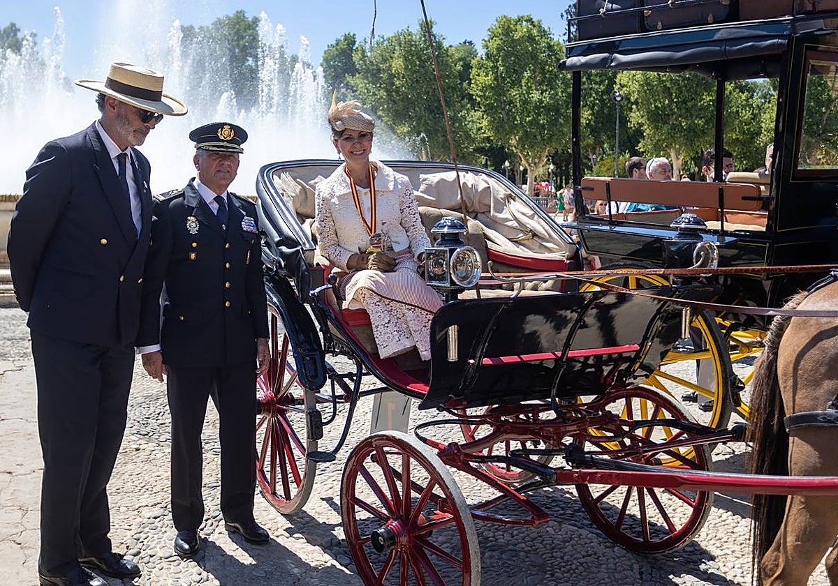 Entrega de uno de los trofeos del Campeonato Internacional de Enganches de Tradición