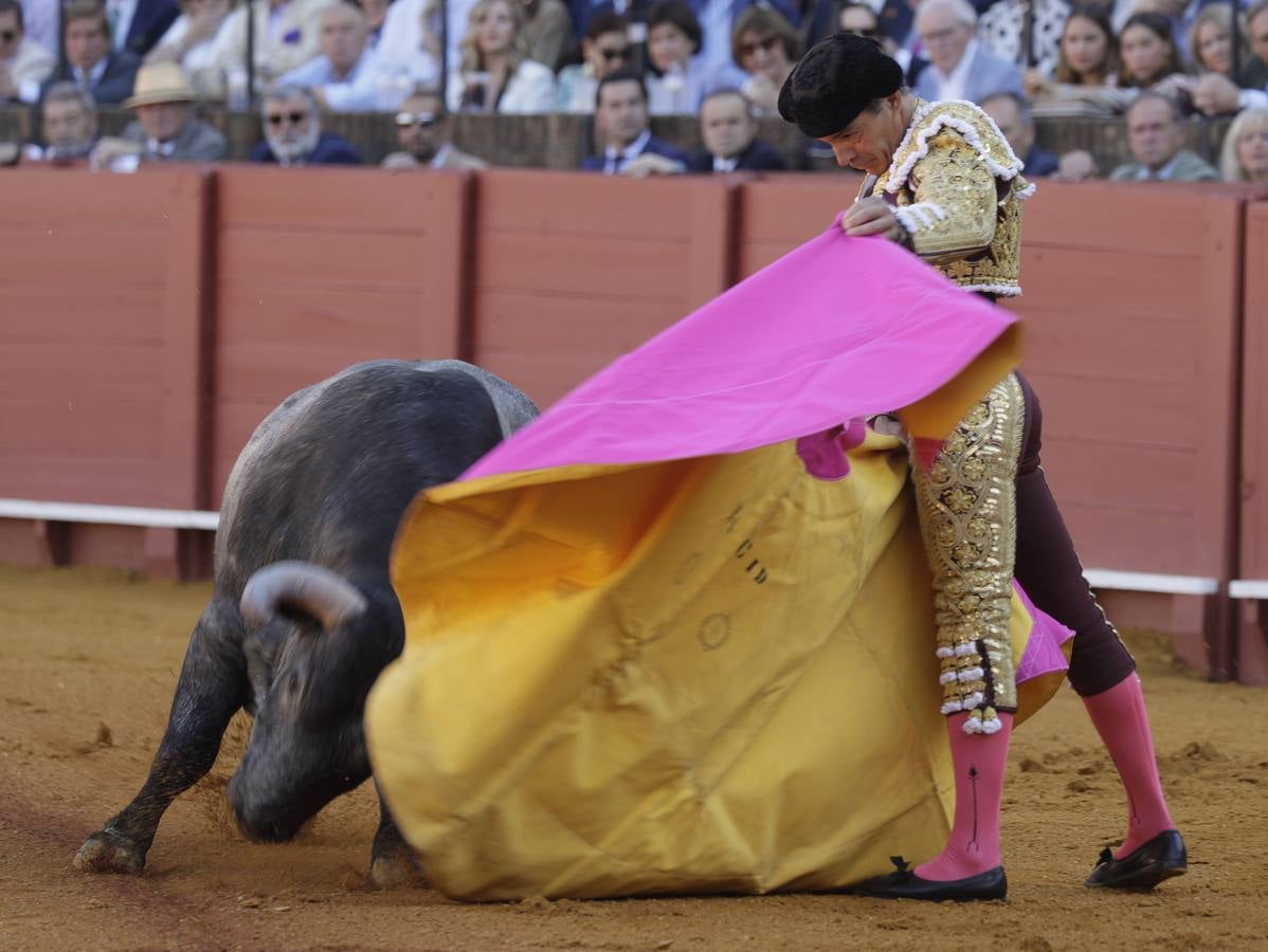 Faena de Manuel Jesús 'El Cid', en la plaza de toros de Sevilla