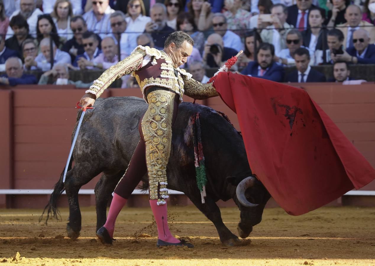 Faena de Manuel Jesús 'El Cid', en la plaza de toros de Sevilla