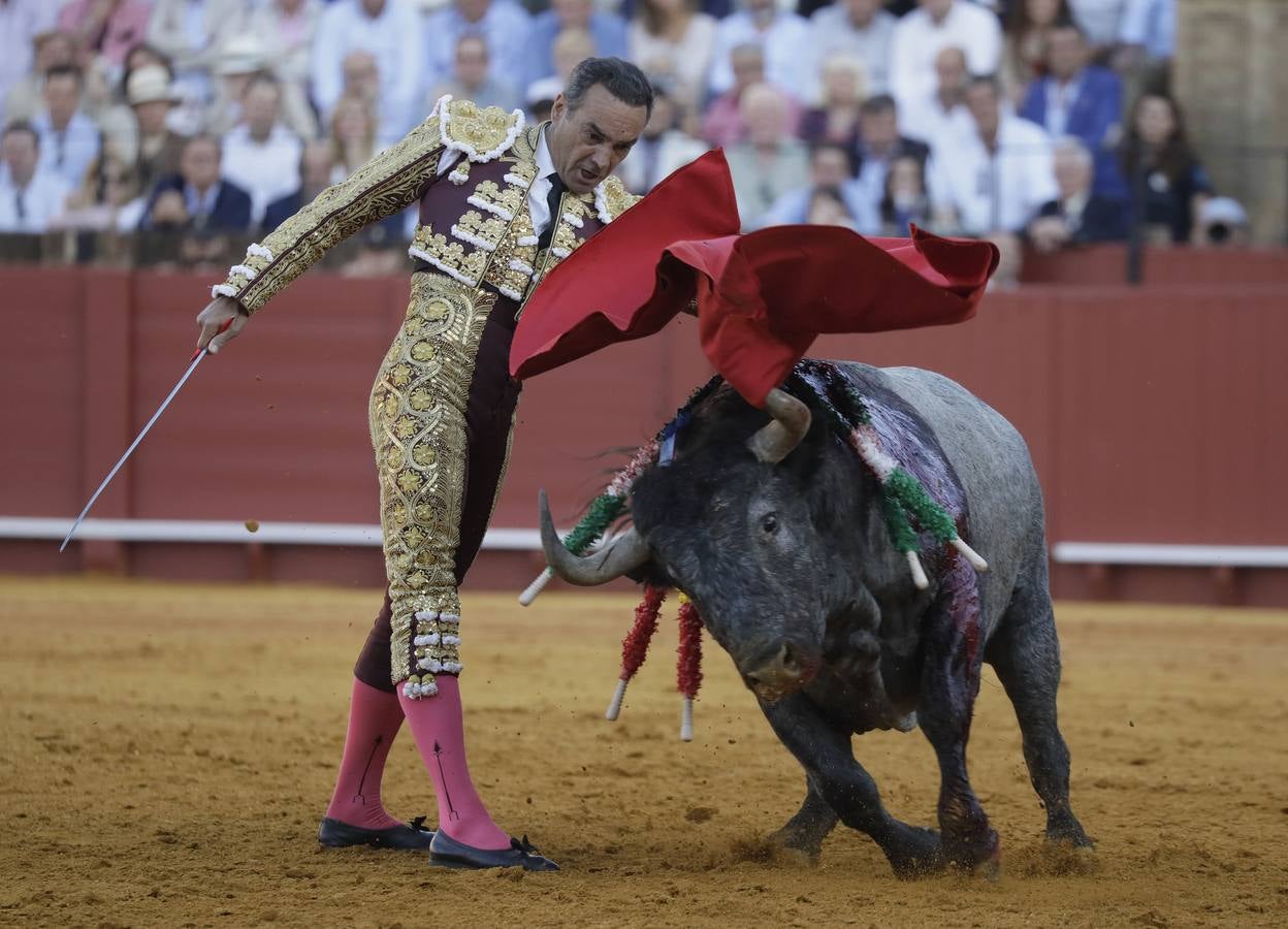 Faena de Manuel Jesús 'El Cid', en la plaza de toros de Sevilla