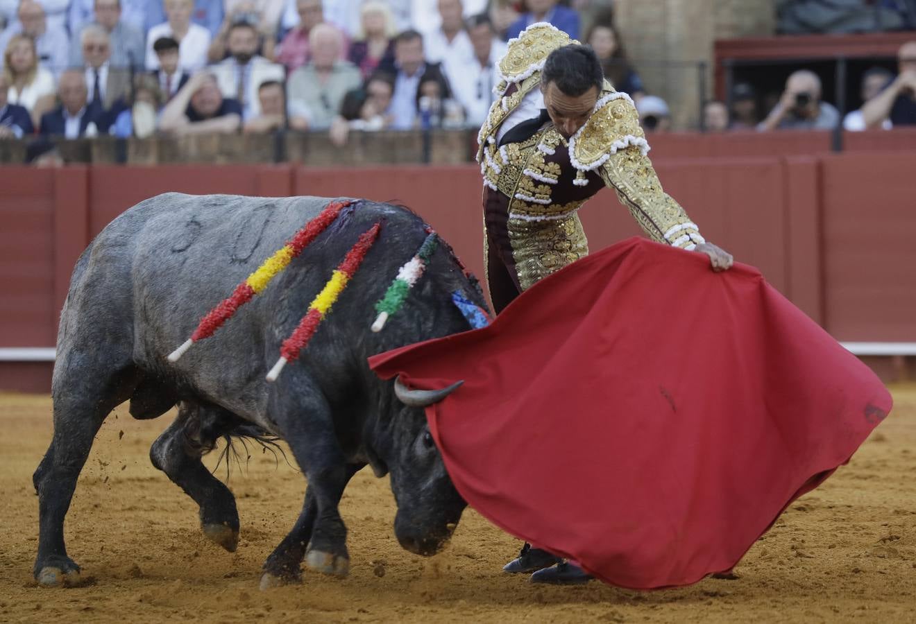 Faena de Manuel Jesús 'El Cid', en la plaza de toros de Sevilla