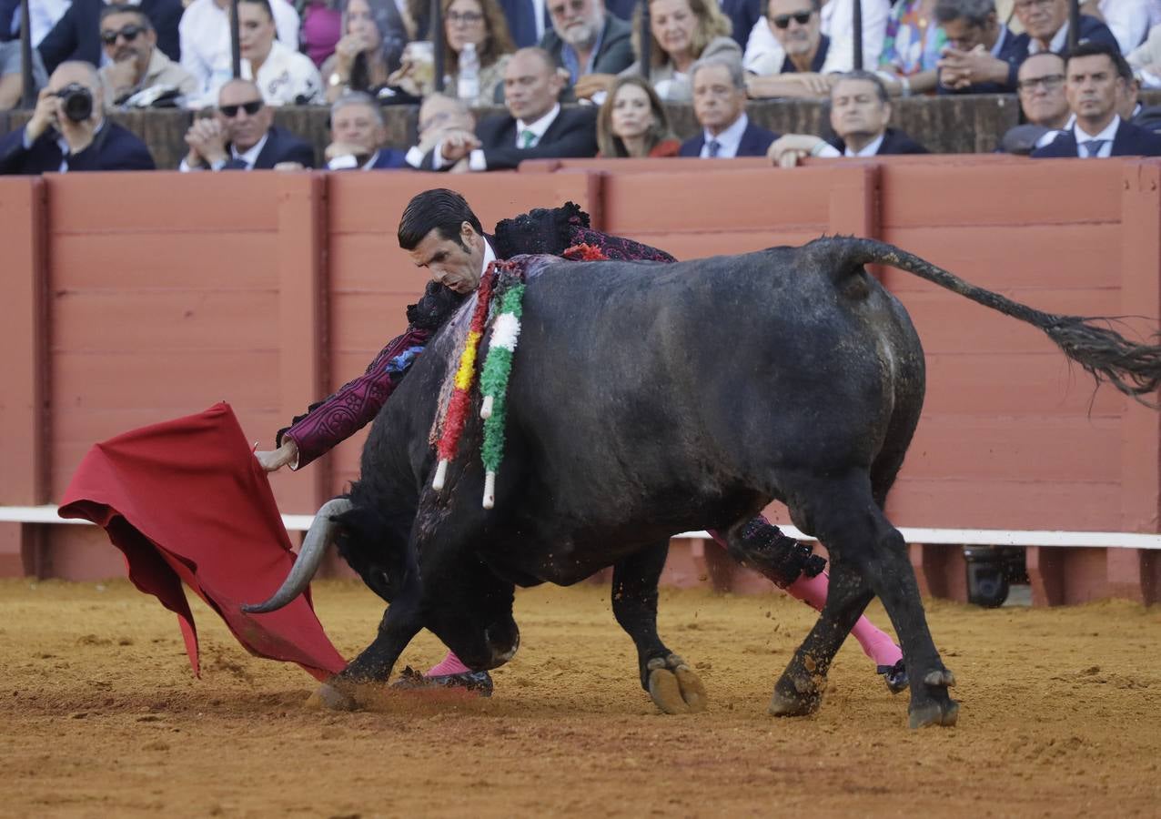 Faena de Emilio de Justo, en la plaza de toros de Sevilla