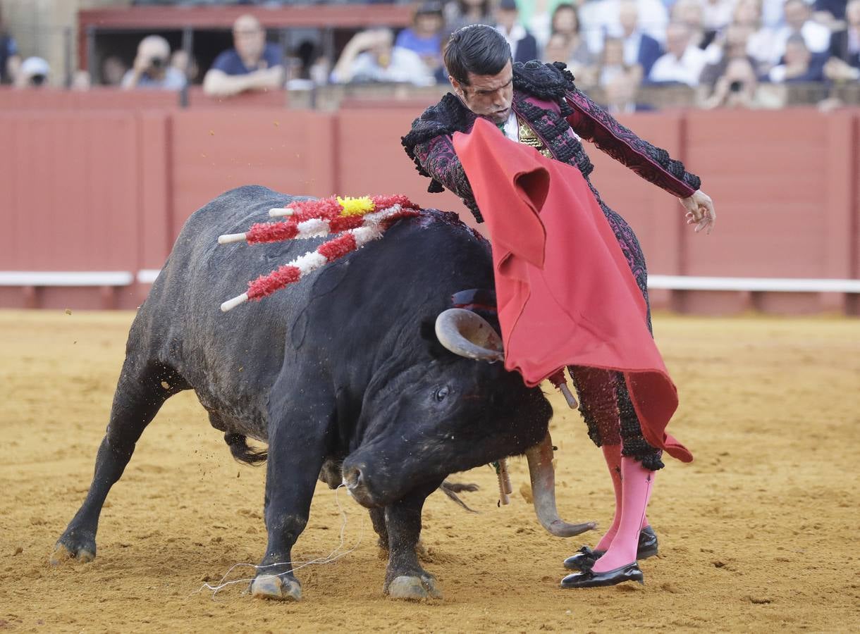 Faena de Emilio de Justo, en la plaza de toros de Sevilla