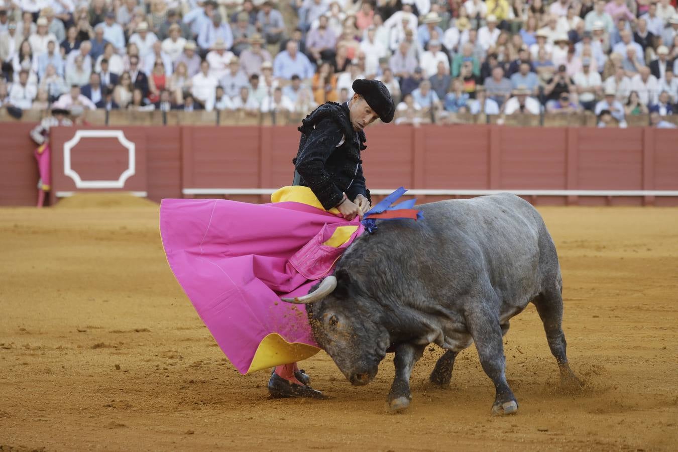 Faena de Manuel Escribano, en la plaza de toros de Sevilla