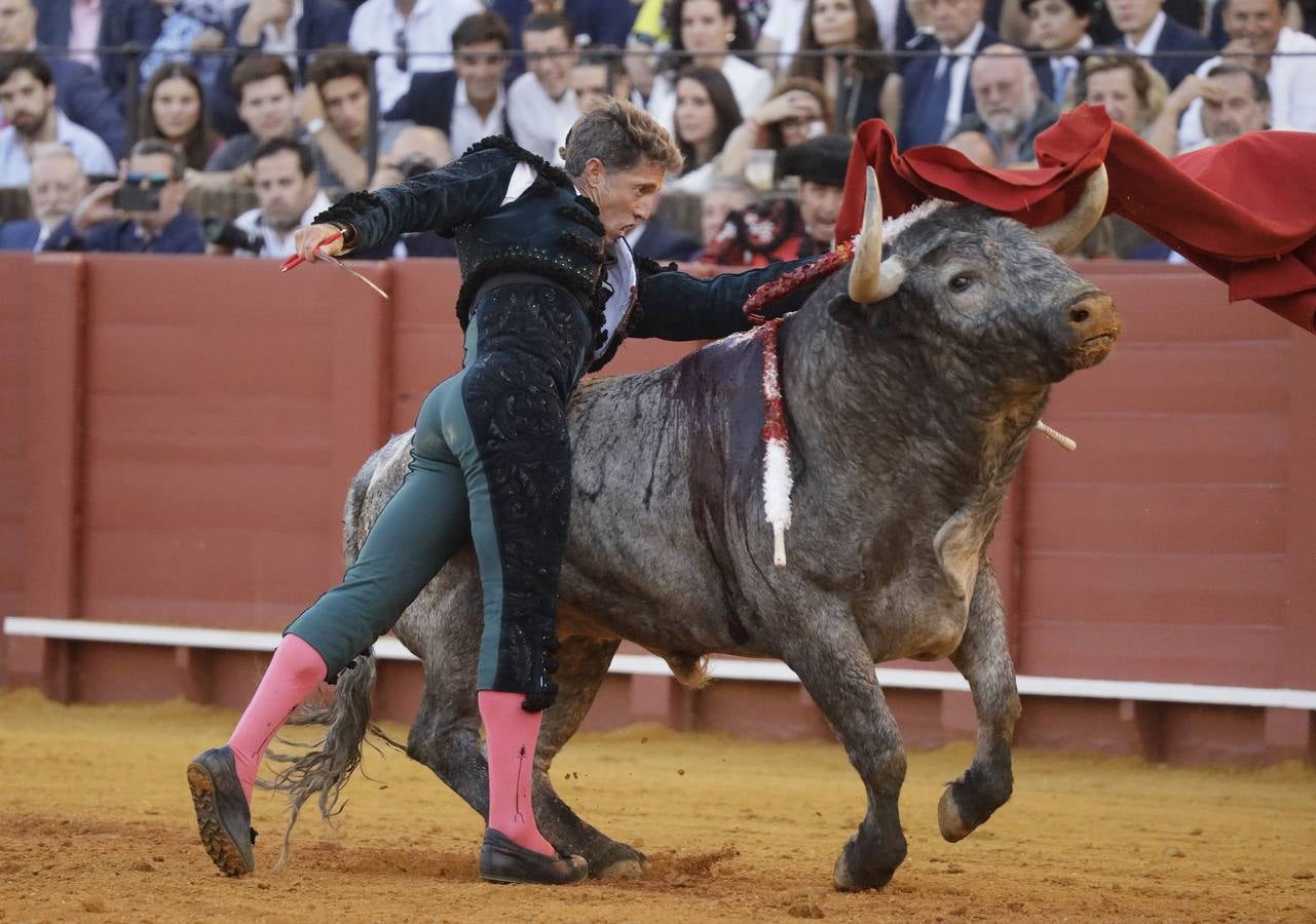 Faena de Manuel Escribano, en la plaza de toros de Sevilla