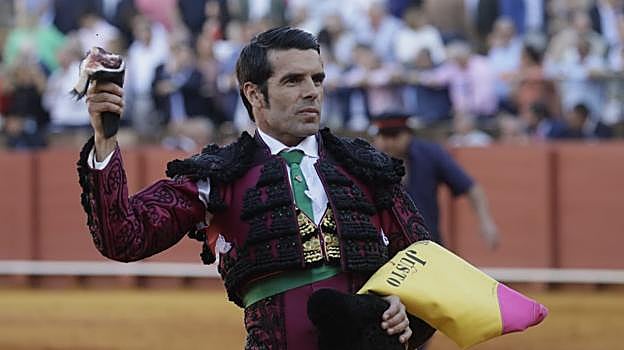 Emilo de Justo con la oreja que le ha cortado a Filigrana