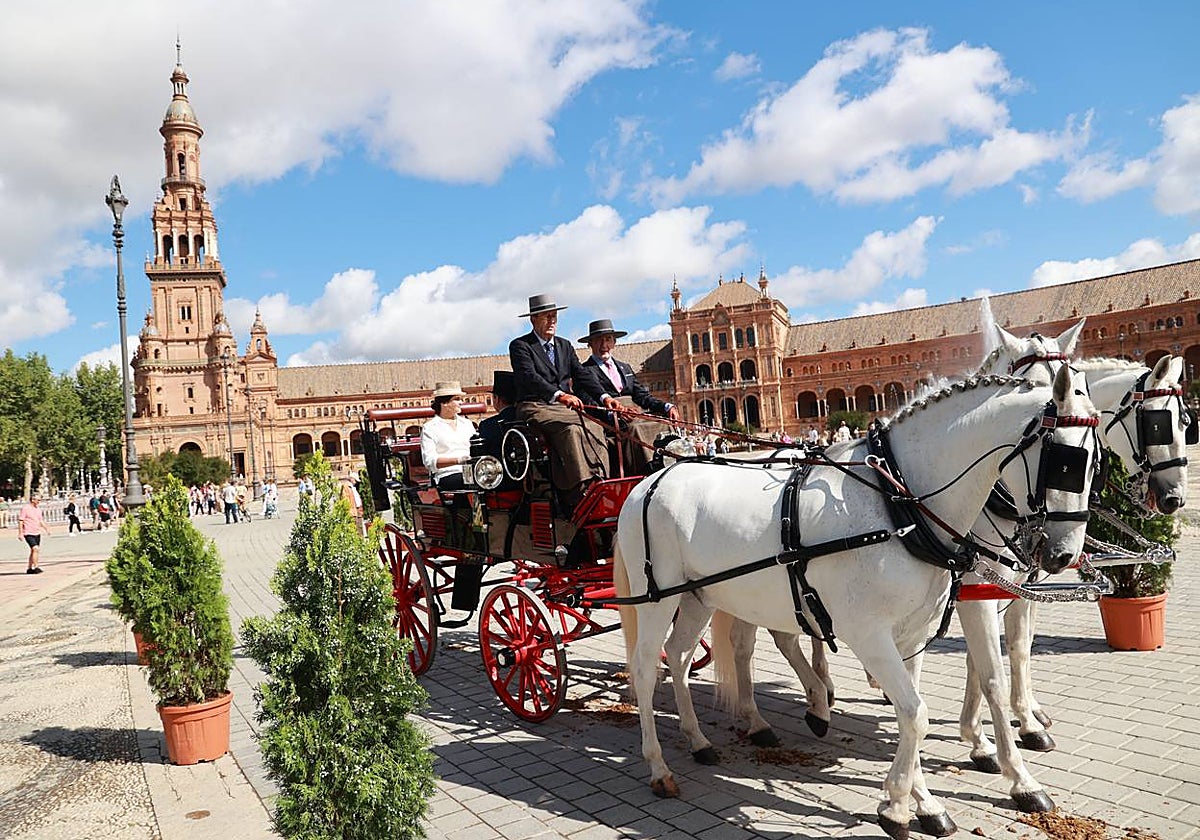 Bella estampa de uno de los coches de caballo clásico, que participan en el XI Campeonato Internacional de Enganches de Tradición (CIAT), en la Plaza de España