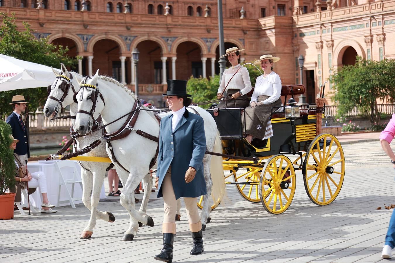 Participantes en el XI Campeonato Internacional de Enganches de Tradición (CIAT) y la Copa de Naciones, en la Plaza de España