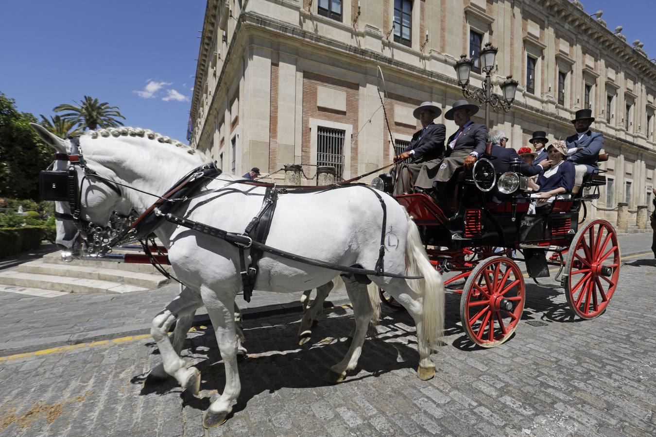 Participantes en el XI Campeonato Internacional de Enganches de Tradición (CIAT) y la Copa de Naciones, en la Plaza de España