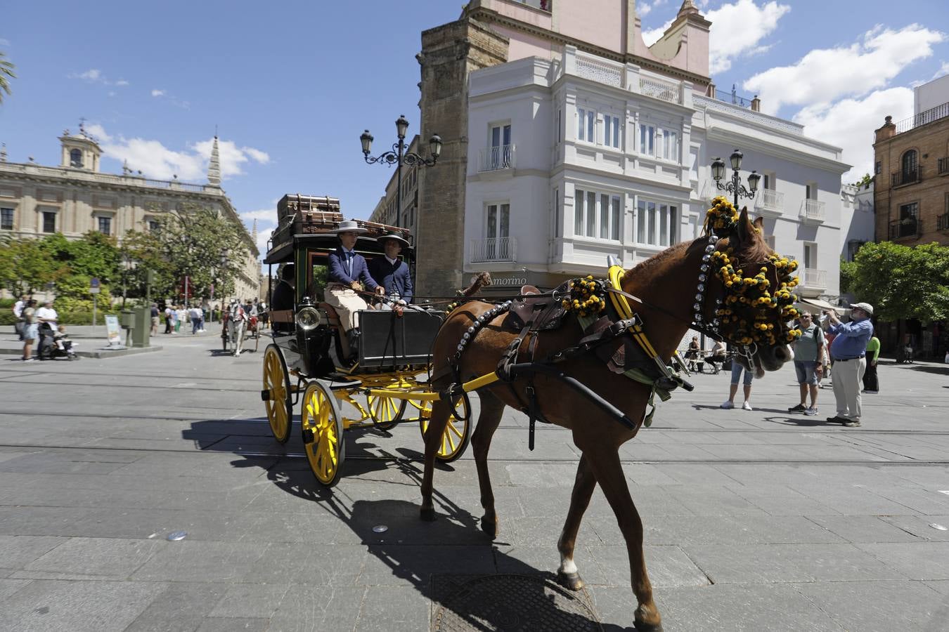 Participantes en el XI Campeonato Internacional de Enganches de Tradición (CIAT) y la Copa de Naciones, en la Plaza de España