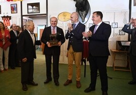 Santiago Domecq recibe el trofeo del toro más bravo de la Feria 2022 en la caseta de Los 40