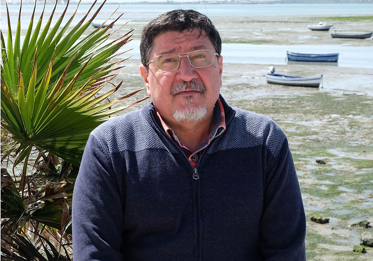 El autor, con la Bahía de Cádiz a la espalda