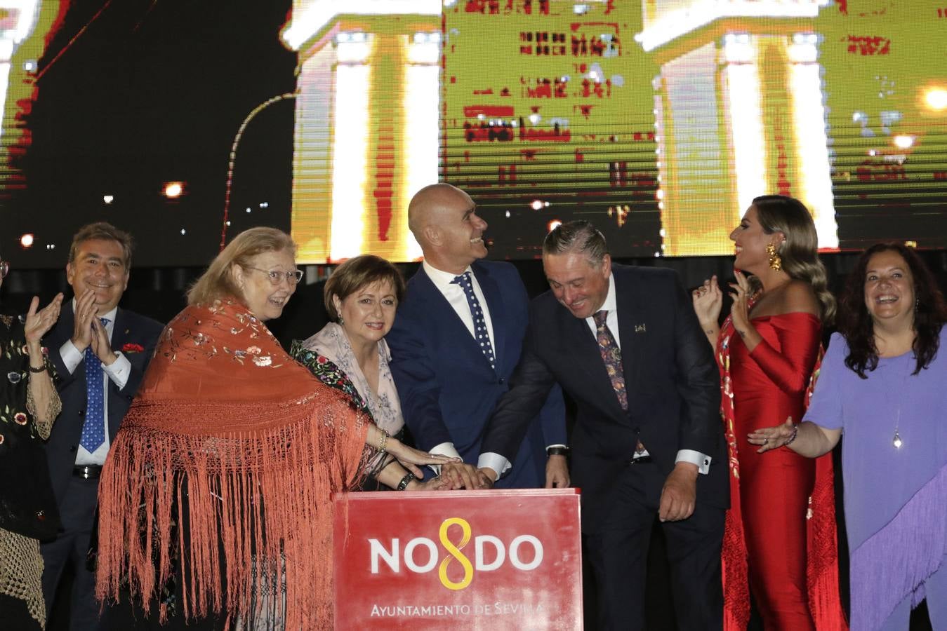 Momento del encendido del alumbrado del real de la Feria 2023