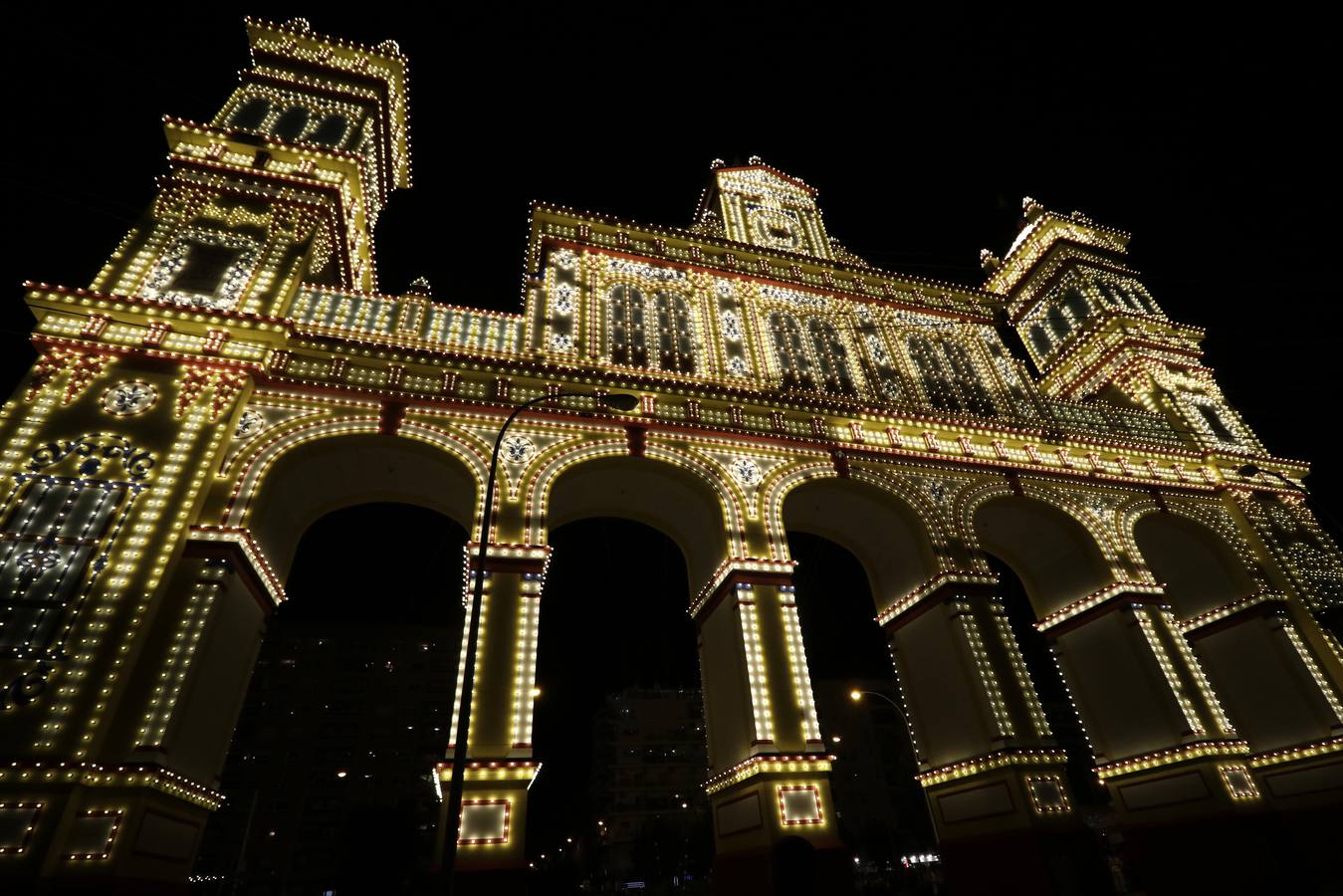 Momento del encendido del alumbrado del real de la Feria 2023