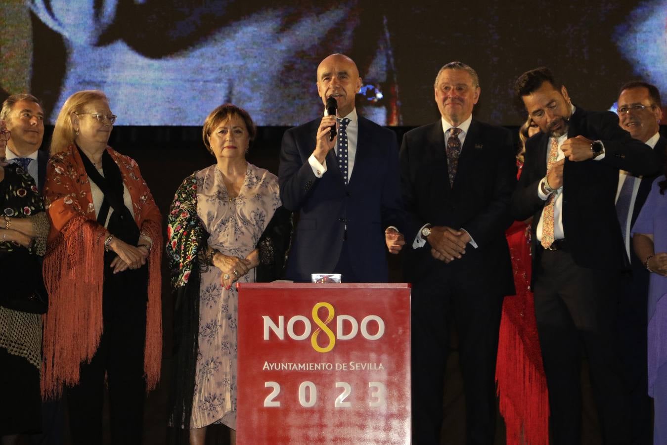 Momento del encendido del alumbrado del real de la Feria 2023