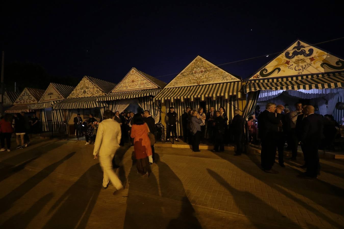 Ambiente festivo en la cena del pescaíto, solo enturbiado por la avería eléctrica que dejó sin luz algún tiempo a una parte del real