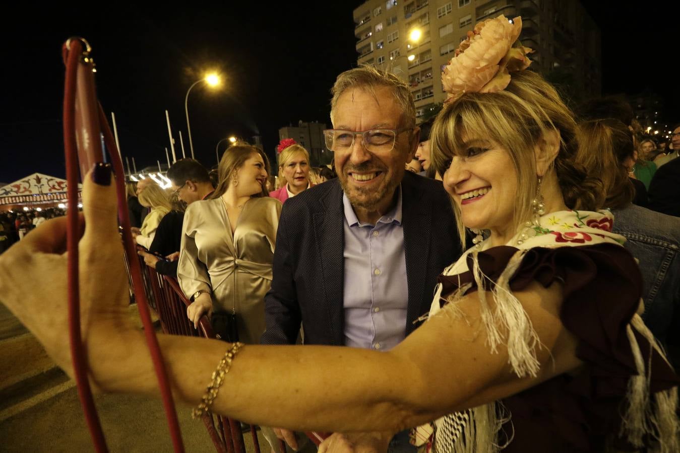Ambiente festivo en la cena del pescaíto, solo enturbiado por la avería eléctrica que dejó sin luz algún tiempo a una parte del real
