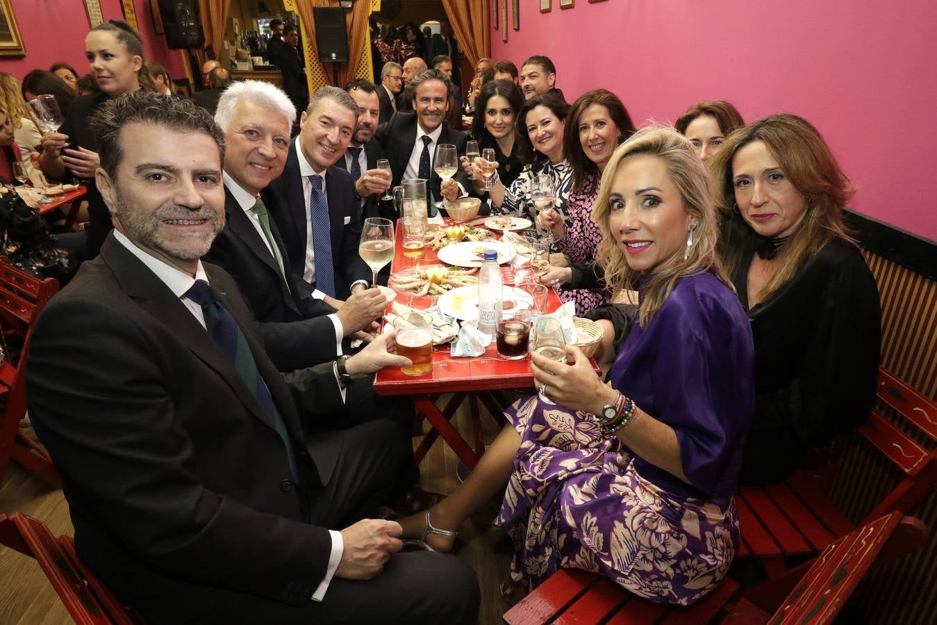 Ambiente festivo en la cena del pescaíto, solo enturbiado por la avería eléctrica que dejó sin luz algún tiempo a una parte del real