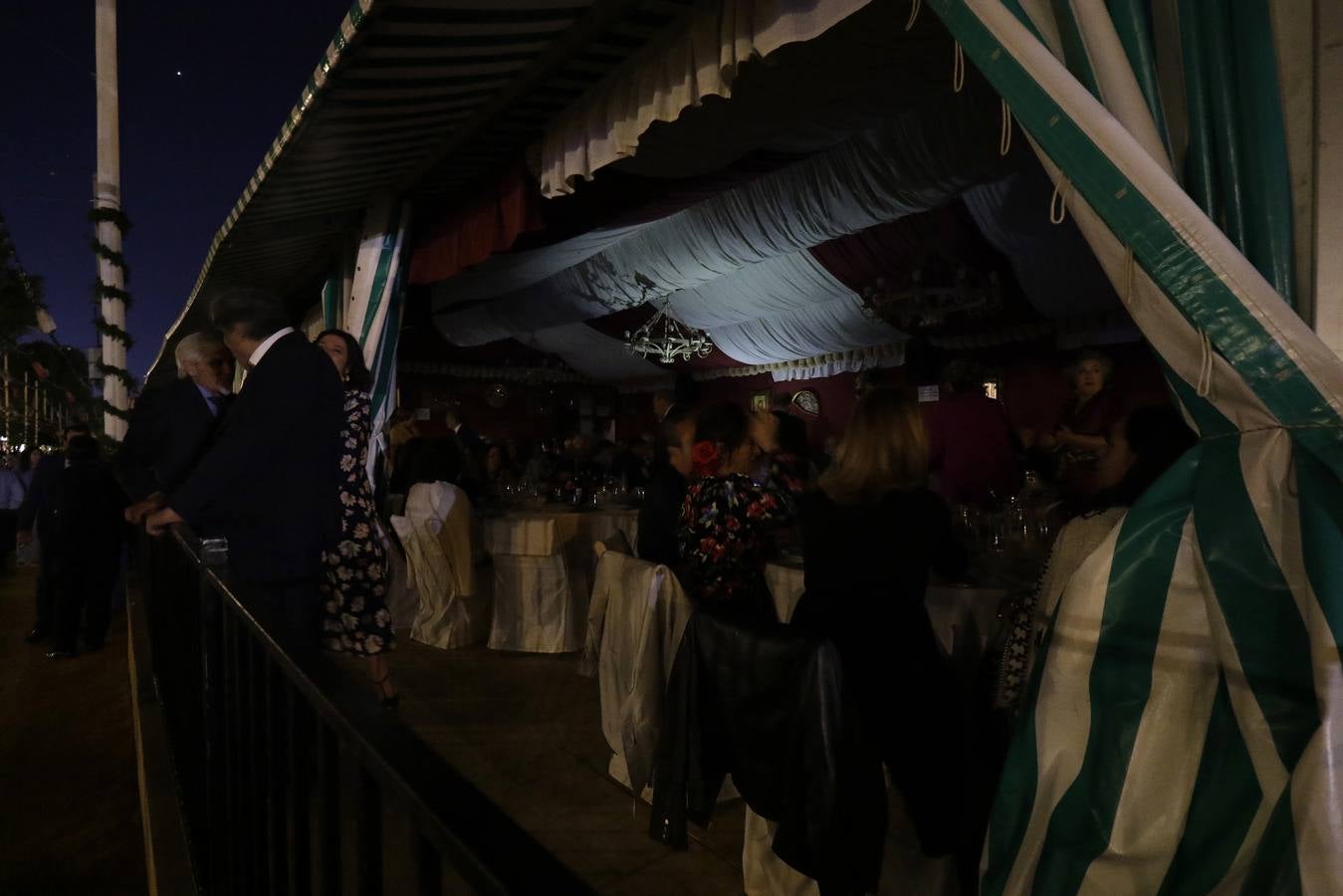 Ambiente festivo en la cena del pescaíto, solo enturbiado por la avería eléctrica que dejó sin luz algún tiempo a una parte del real